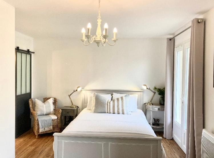 Stunning Bedroom Overlooking The Charente Homestay *